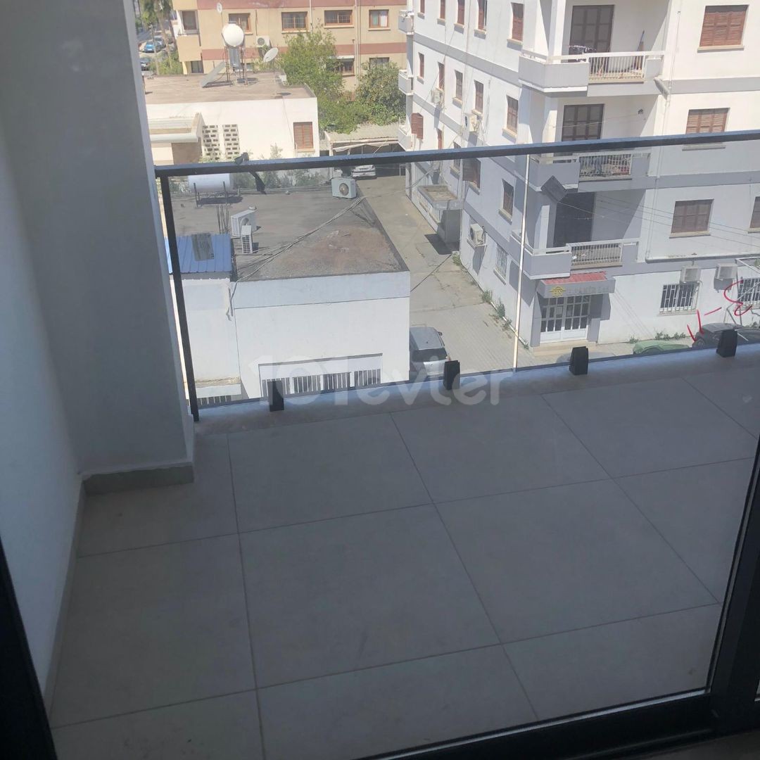 2+1 BÜRO/WOHNUNG ZUM VERKAUF IN NIKOSIA/GEHRUNG AUF DER HAUPTSTRAßE MIT GEWERBEGENEHMIGUNG NULL.. ** 