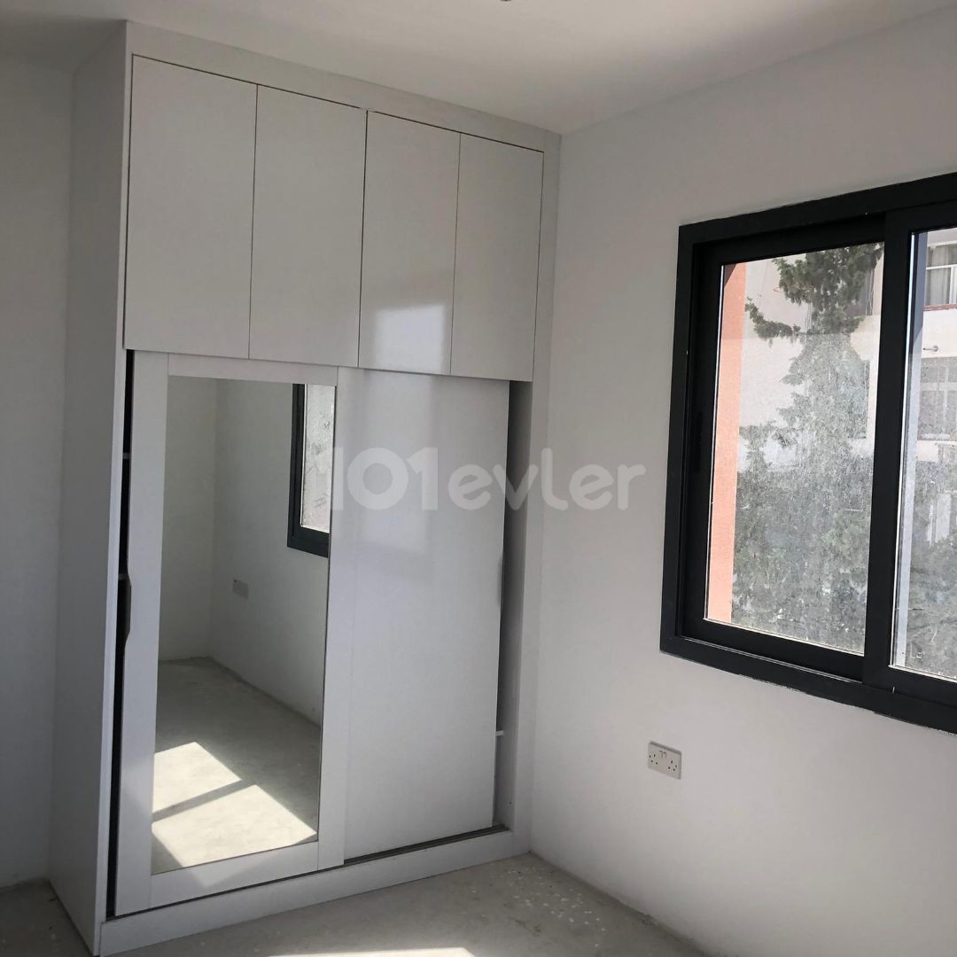 LEFKOŞA/GÖNYELİ DE ANA CADDE ÜZERİ TİCARİ İZİNLİ SIFIR SATILIK 2+1 OFİS/DAİRE..