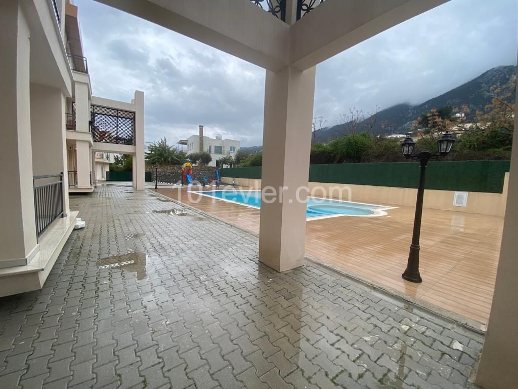 NULL 2+1 WOHNUNG ZUM VERKAUF MIT BLICK AUF DEN POOL IN KYRENIA/LAPTA..90533 859 21 66 ** 