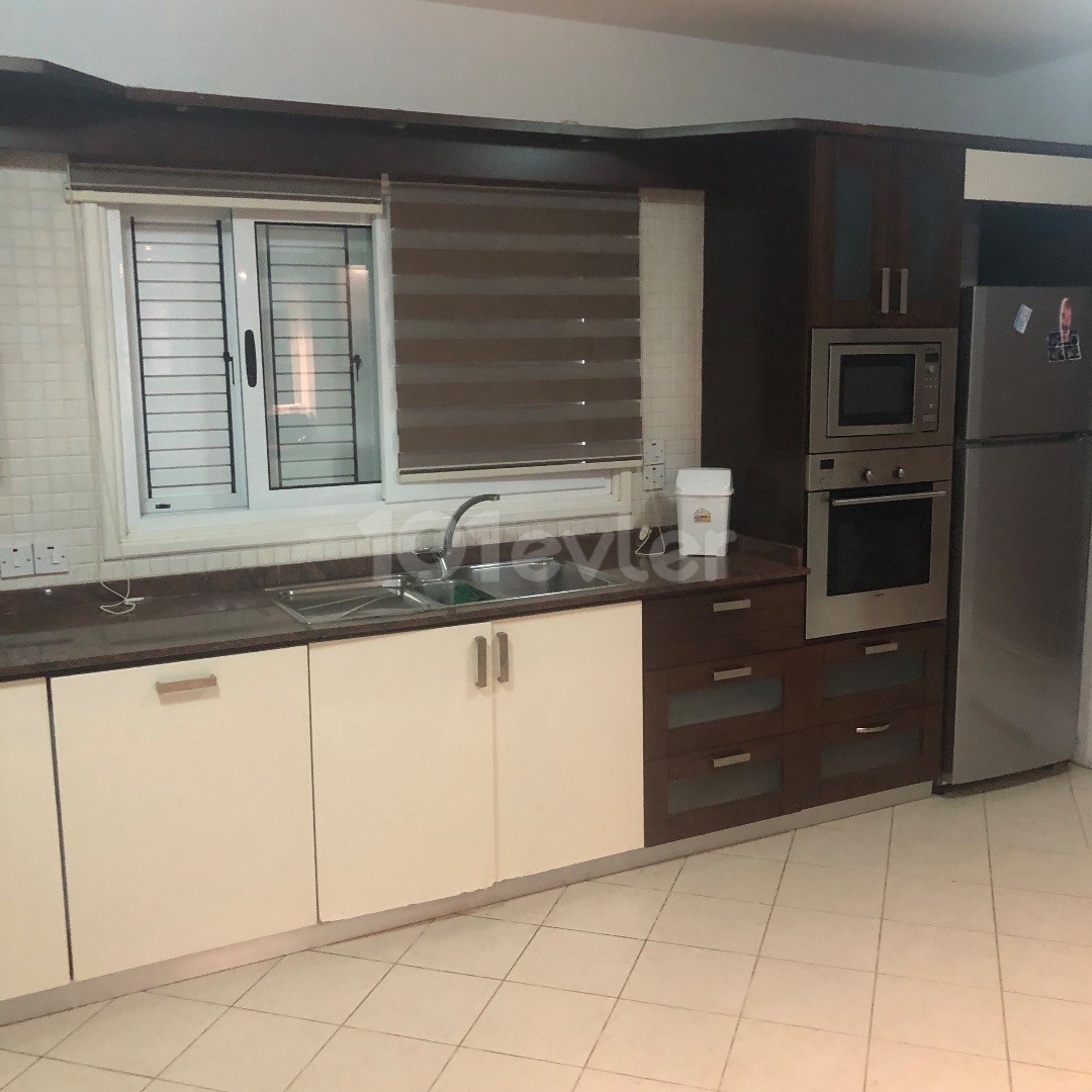 LEFKOŞA/MERİT HOTEL ARKASI KİRALIK LÜX FULL EŞYALI DUBLEKS  3+1 DAİRE..