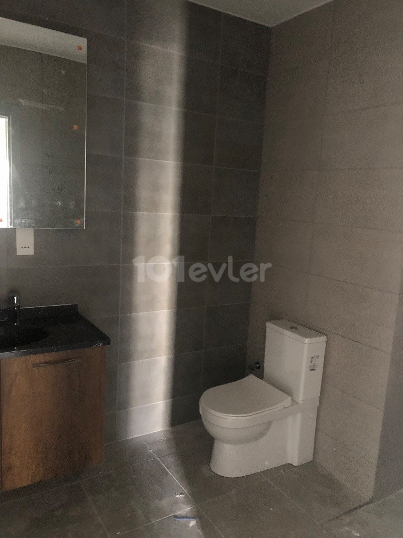 KÜÇÜKKAYMAKLI DA LÜX TÜRK MALI EBEVEYN BANYO/WC LI SATILIK SIFIR 2+1 DAİRE..