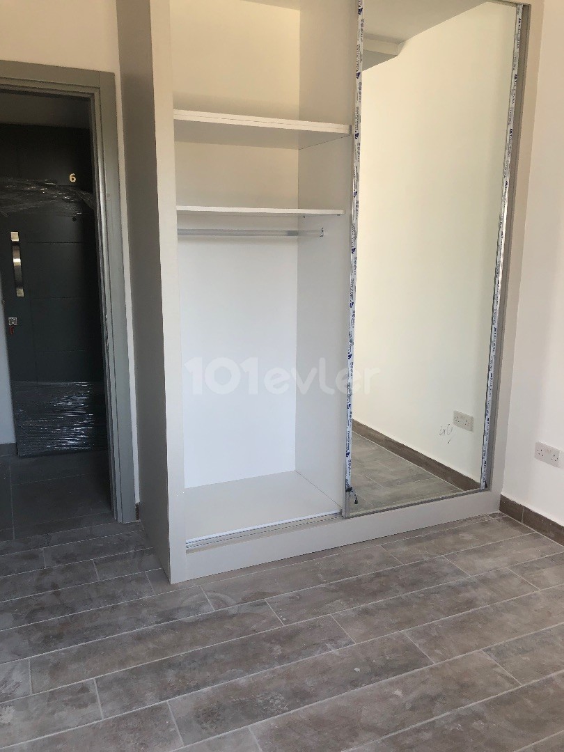 KÜÇÜKKAYMAKLI DA LÜX TÜRK MALI EBEVEYN BANYO/WC LI SATILIK SIFIR 2+1 DAİRE..