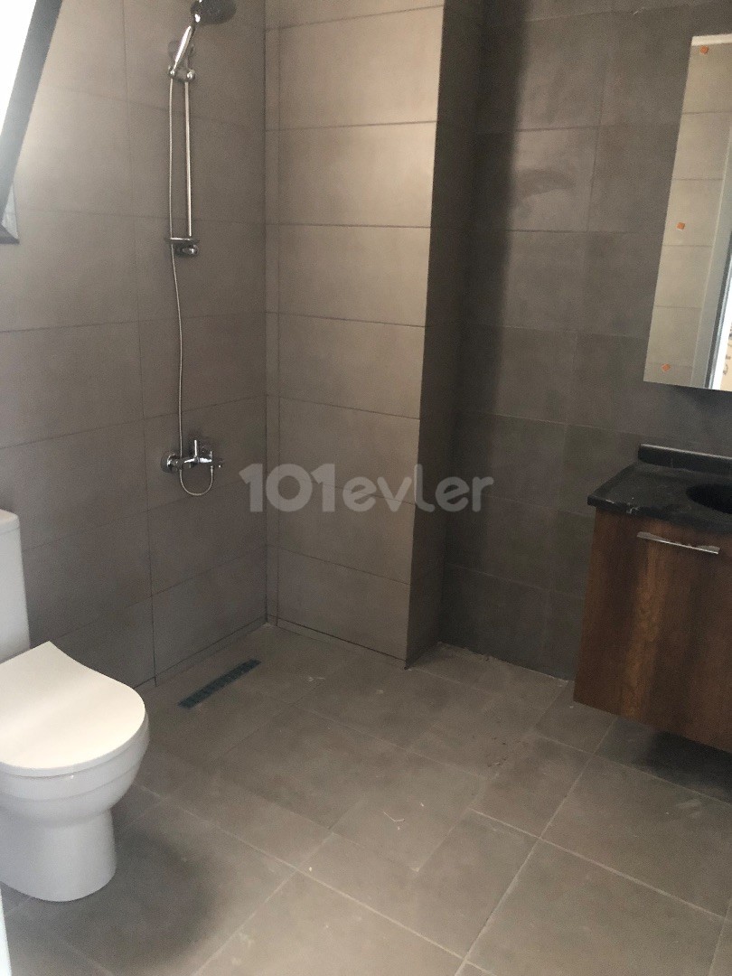 KÜÇÜKKAYMAKLI DA LÜX TÜRK MALI EBEVEYN BANYO/WC LI SATILIK SIFIR 2+1 DAİRE..