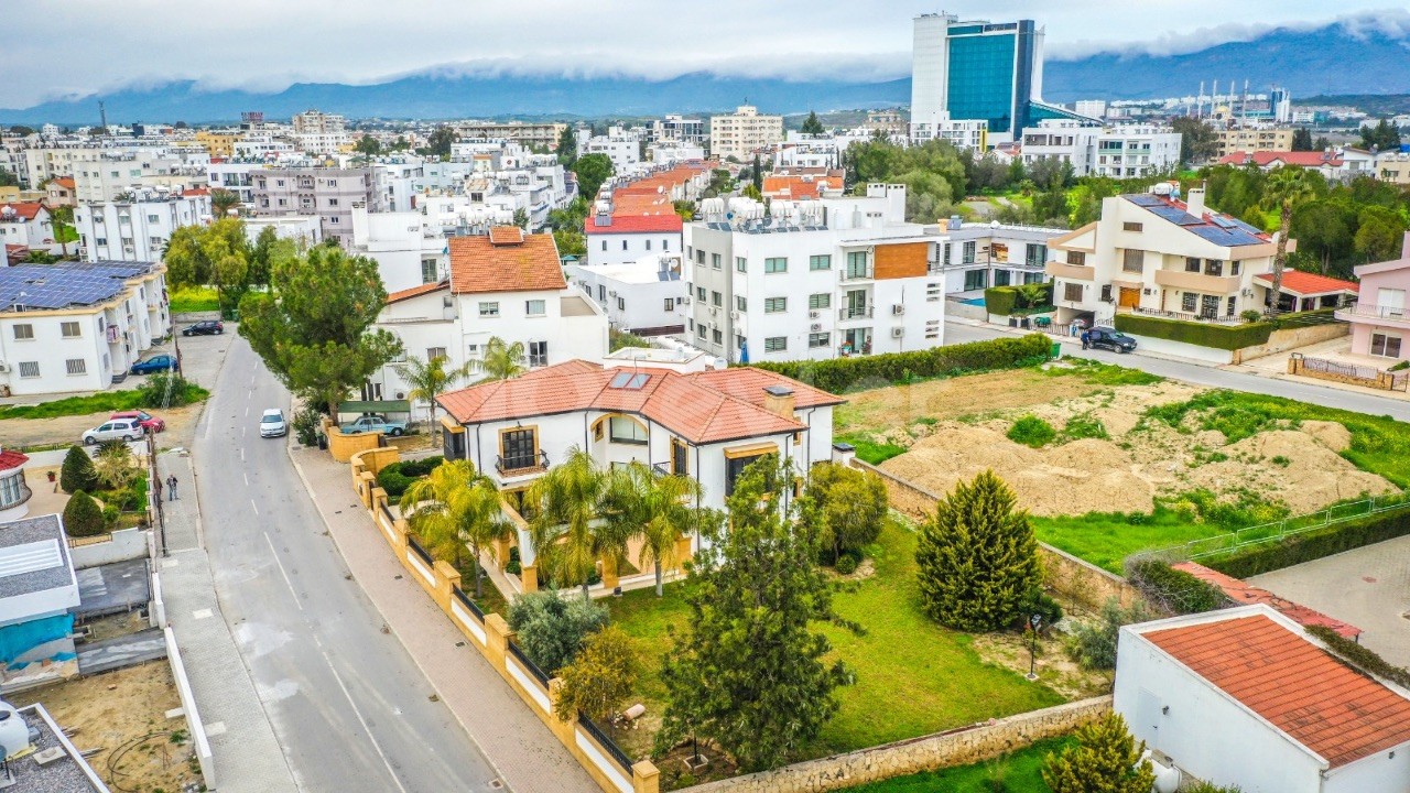 Die wertvollste Region der TRNC Nikosia in YENIKENT TE 1200 M2 voll freistehende Luxusvilla in zwei Grundstücken gebaut.. 90533 859 21 66 ** 