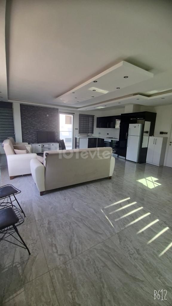 2+1 Penthouse-Wohnung zur Miete im Zentrum von Kyrenia ** 