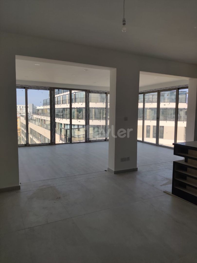 ✨✨GİRNE'NİN MERKEZİ LOKASYONUNDA KAR MARKET BÖLGESİNDE ASANSÖRLÜ GENİŞ FERAH TERASIYLA ŞEHRİN MANZARASINA TANIKLIK ETTİRECEK SATILIK 3+1 PENTHOUSE DAİRE✨✨✨