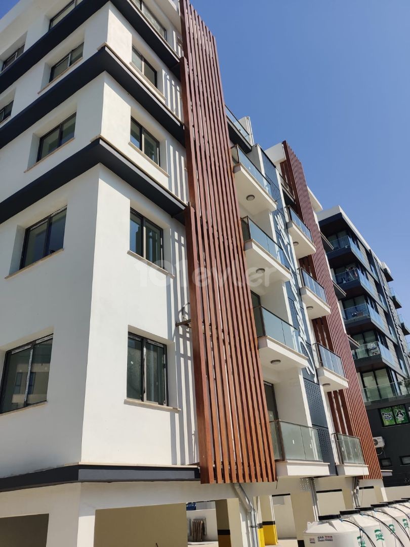 ✨✨GİRNE'NİN MERKEZİ LOKASYONUNDA KAR MARKET BÖLGESİNDE ASANSÖRLÜ GENİŞ FERAH TERASIYLA ŞEHRİN MANZARASINA TANIKLIK ETTİRECEK SATILIK 3+1 PENTHOUSE DAİRE✨✨✨