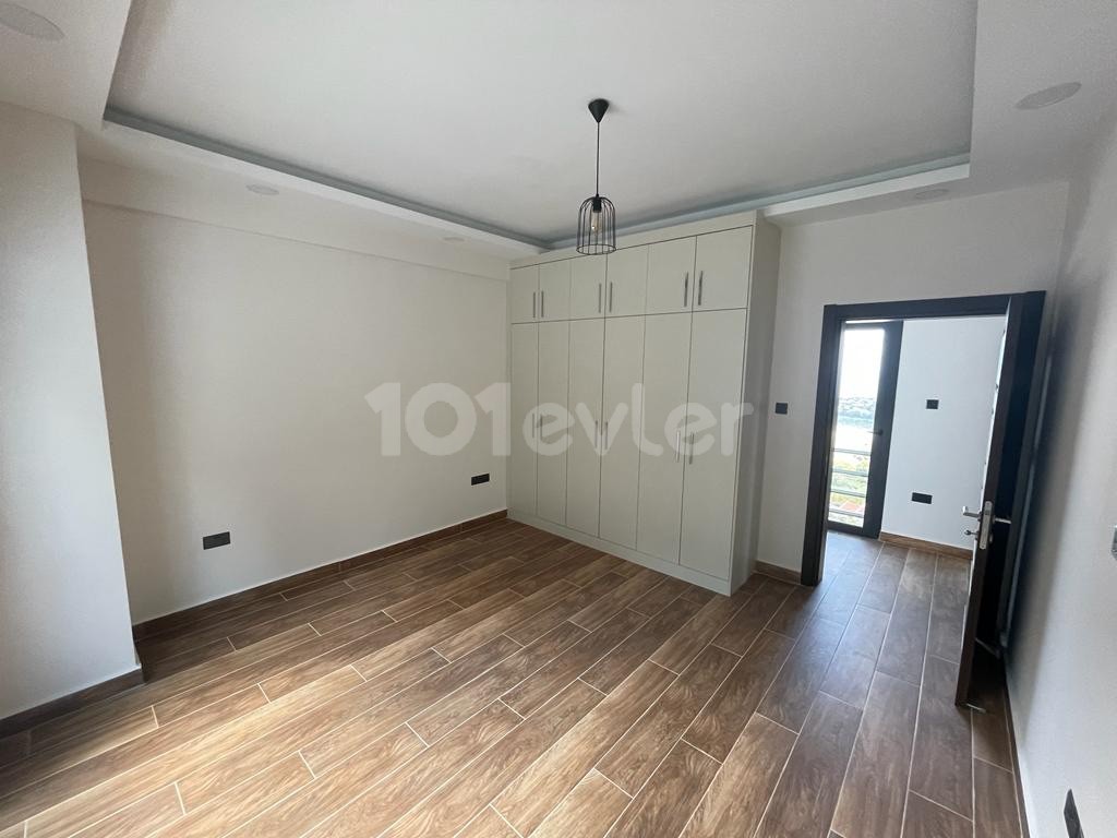 GİRNE KARŞIYAKA DA 1000 m2 ARAZİ ÜZERİNE YAPILI ÇOK ÖZEL SATILIK 4+1 VILLA..