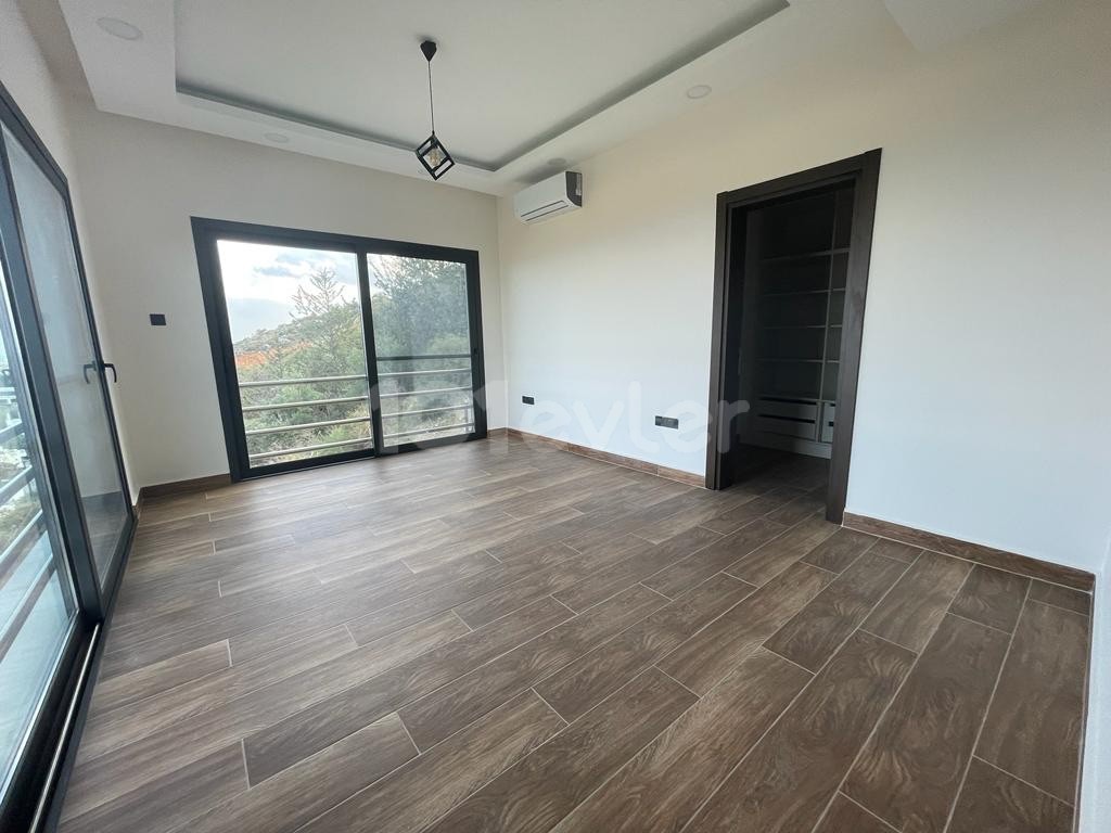 GİRNE KARŞIYAKA DA 1000 m2 ARAZİ ÜZERİNE YAPILI ÇOK ÖZEL SATILIK 4+1 VILLA..