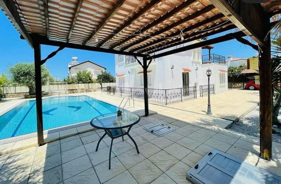 ✨✨NAHE DER STADT IN GIRNE, OZANKÖY, LUXURIÖSE VILLA MIT 4 SCHLAFZIMMERN, PRIVATEM POOL, KOMPLETT MÖBLIERTER, KLIMATISIERTER NATÜRLICHER GRÜNBLICK ✨✨