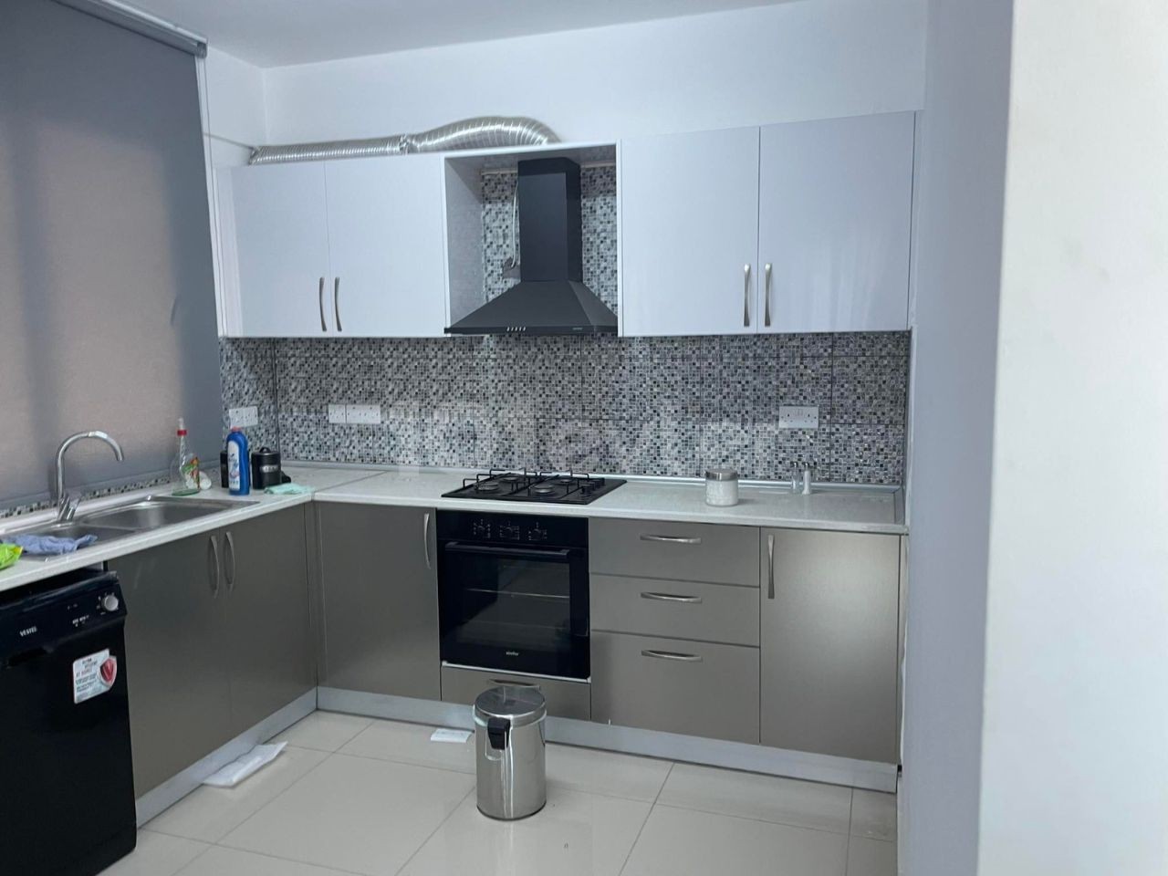 95 M2 2 + 1 OPPORTUNITY APARTMENT ON THE 2ND FLOOR OF A FULLY FURNISHED AND WELL-MAINTAINED ELEVATOR BUILDING CLOSE TO EVERYWHERE IN THE MOST POPULAR NEIGHBORHOOD IN THE CENTER OF GUINEA. . BLACK DISHWASHER IN THE KITCHEN, BUILT-IN SET, LARGE WARDROBE IN THE BEDROOM, AIR CONDITIONING IN EVERY ROOM