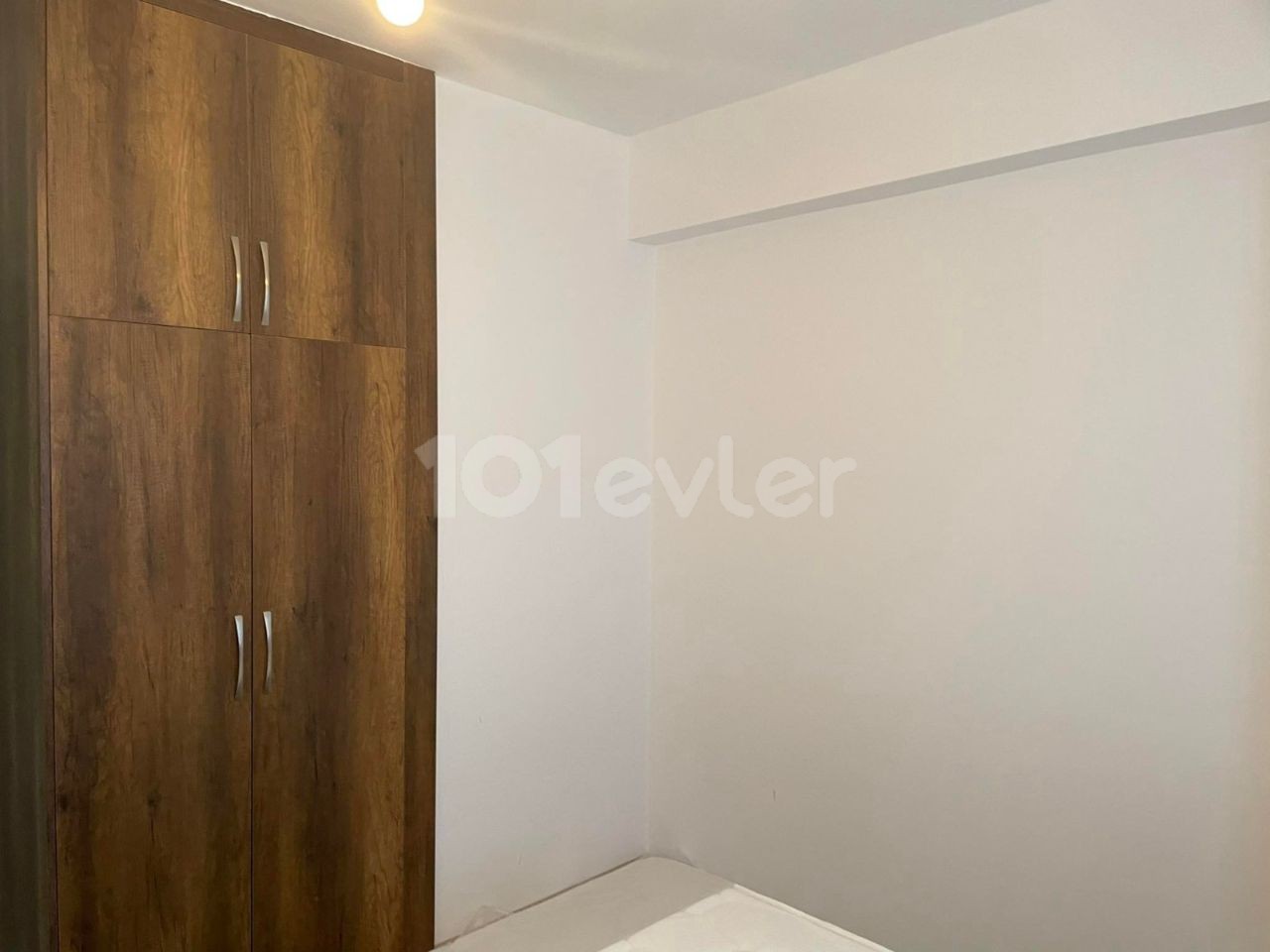 95 M2 2 + 1 OPPORTUNITY APARTMENT ON THE 2ND FLOOR OF A FULLY FURNISHED AND WELL-MAINTAINED ELEVATOR BUILDING CLOSE TO EVERYWHERE IN THE MOST POPULAR NEIGHBORHOOD IN THE CENTER OF GUINEA. . BLACK DISHWASHER IN THE KITCHEN, BUILT-IN SET, LARGE WARDROBE IN THE BEDROOM, AIR CONDITIONING IN EVERY ROOM