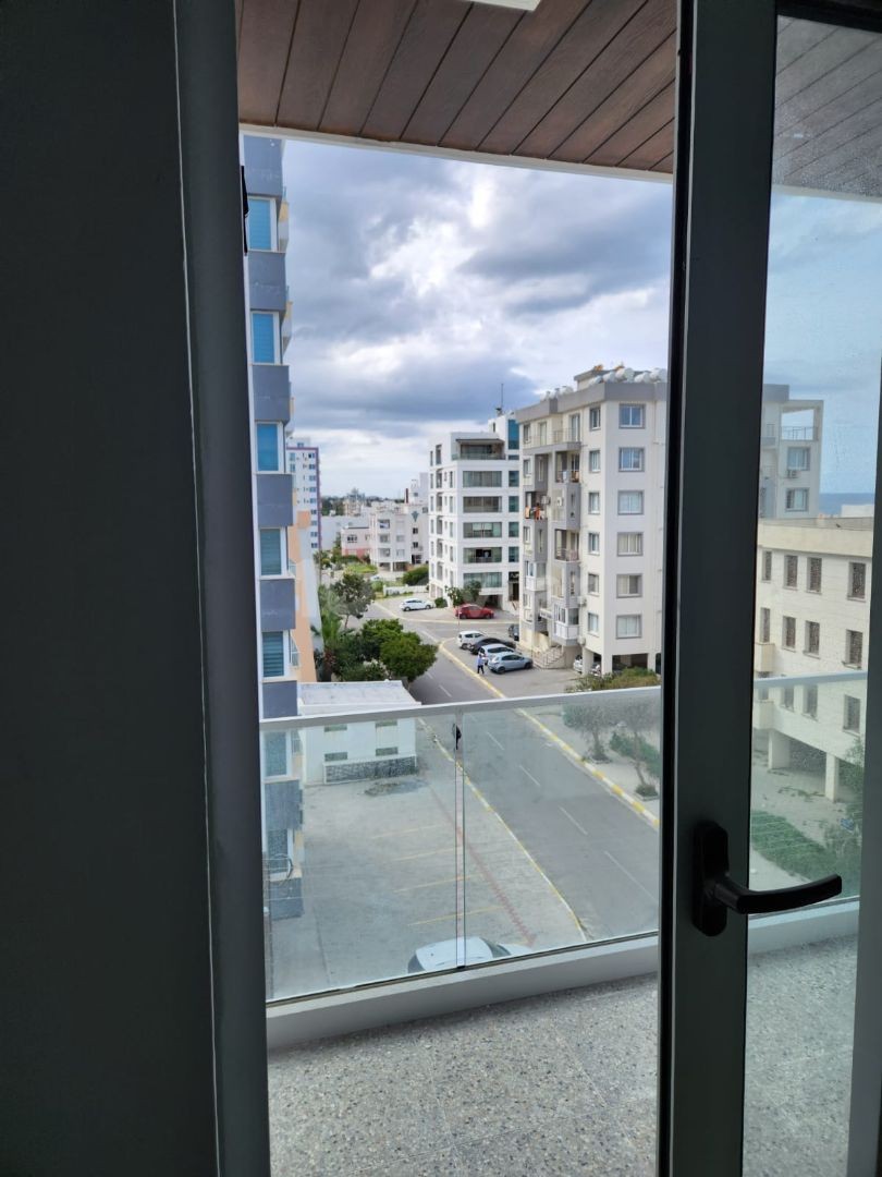 GELEGENHEIT WOHNUNG AUF EINEM AUFZUG GEBÄUDE IN GEHWEITE ZUM MEER IN DER REGION KASHGAR, EINER DER BELIEBTESTEN ORTE VON GUINEA.  BRANDNEUE MÖBLIERTE 2+1 WOHNUNG MIT VIELEN VORTEILEN WIE BALKON MIT BLICK AUF DIE STADT, LCD-BILDSCHIRM TV, INVERTER-KLIMAANLAGE, DUSCHKABINE. . . 