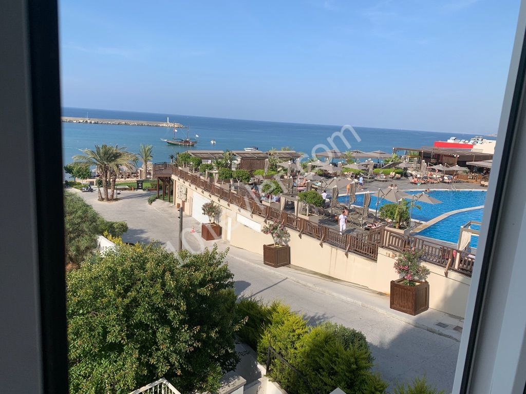 *** YILLIK ~ 3000 stg. *** Girne merkezde / Lords Palace Hotelin yanı Muhteşem deniz dağ ve havuz manzaralı Lüks stüdyo daire