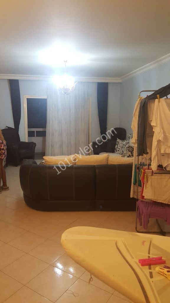 GİRNE MERKEZDE TÜRK MALI EŞYALI SATILIK 3+1 DAİRE