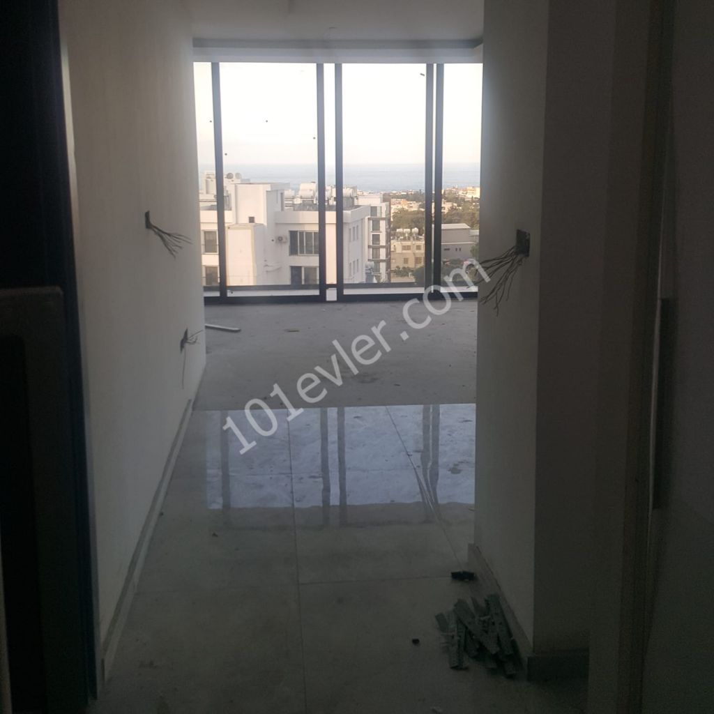 GİRNE MERKEZ'DE DAĞ VE DENİZ MANZARALI 3+1 SATLIK PENTHOUSE