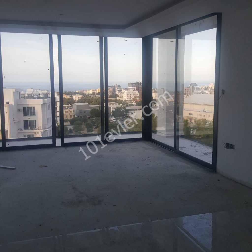 GİRNE MERKEZ'DE DAĞ VE DENİZ MANZARALI 3+1 SATLIK PENTHOUSE