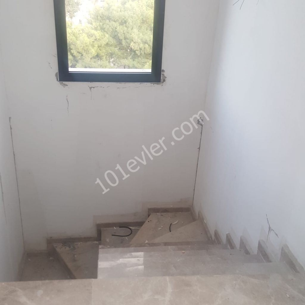 GİRNE MERKEZ'DE DAĞ VE DENİZ MANZARALI 3+1 SATLIK PENTHOUSE