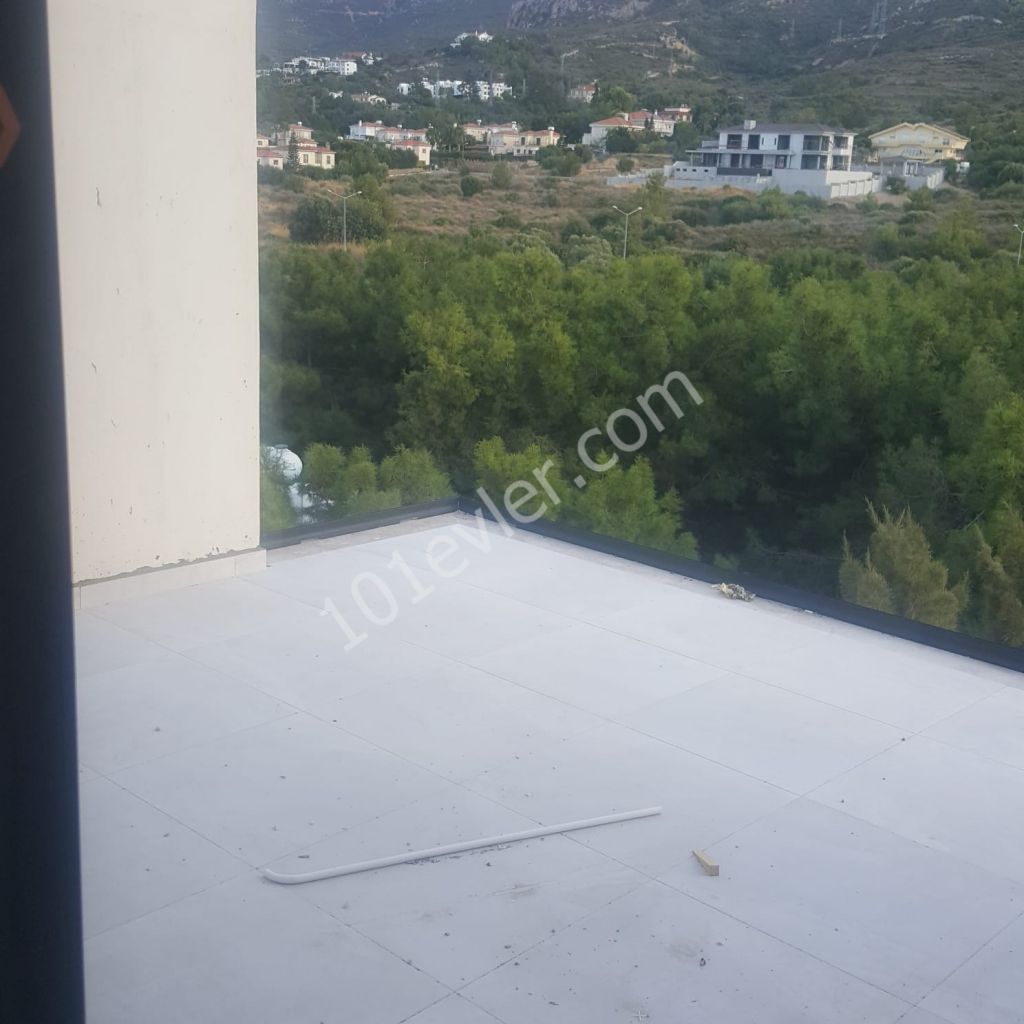 GİRNE MERKEZ'DE DAĞ VE DENİZ MANZARALI 3+1 SATLIK PENTHOUSE