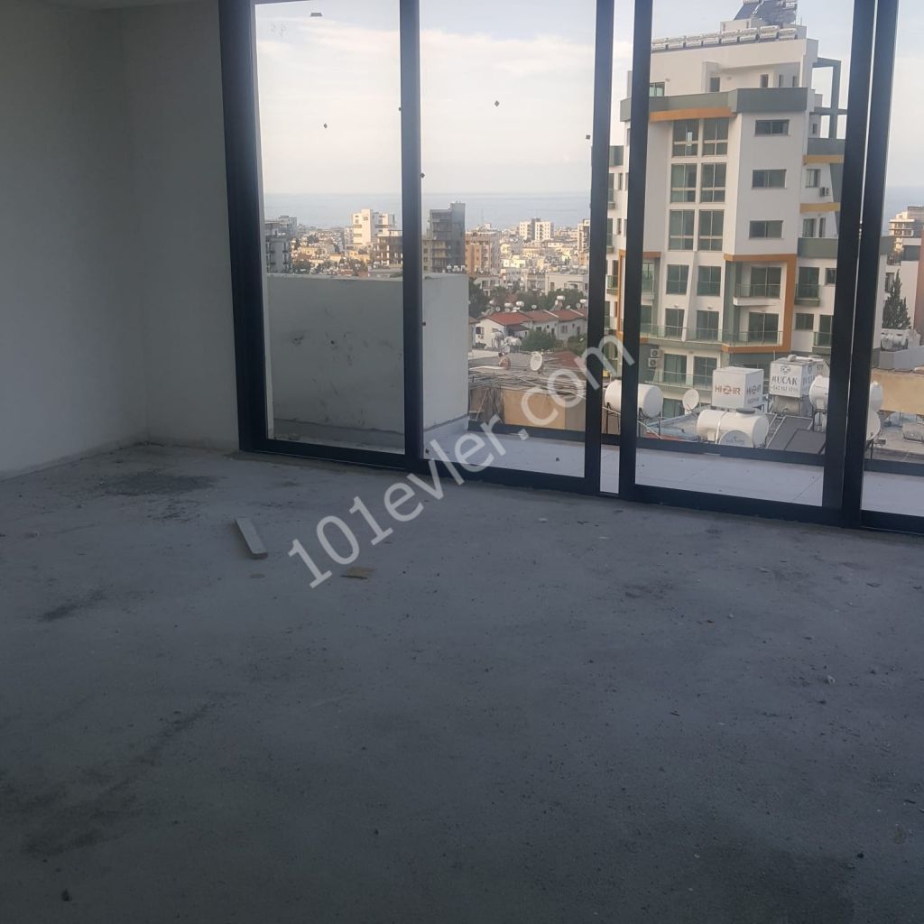 GİRNE MERKEZ'DE DAĞ VE DENİZ MANZARALI 3+1 SATLIK PENTHOUSE