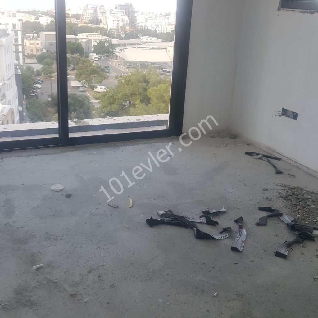 GİRNE MERKEZ'DE DAĞ VE DENİZ MANZARALI 3+1 SATLIK PENTHOUSE