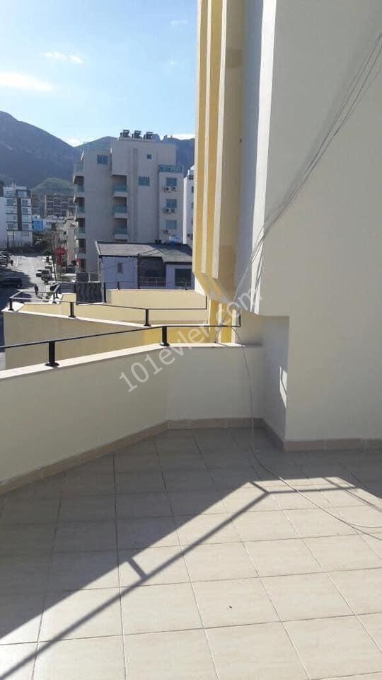 GİRNE MERKEZDE 3+1 SATILIK YARI EŞYALI PENTHOUSE