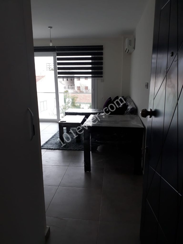 GİRNE MERKEZ'DE SIFIR EŞYALI 1+1 KİRALIK DAİRE