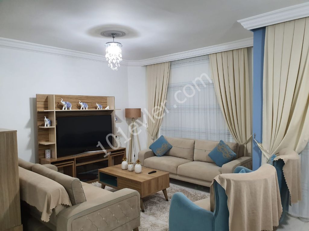 GİRNE MERKEZDE EŞYASIZ SATILIK 3+1 BAHÇELİ DAİRE