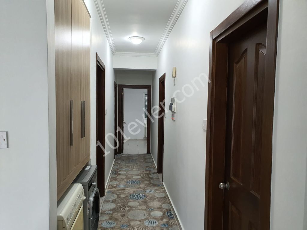 GİRNE MERKEZDE EŞYASIZ SATILIK 3+1 BAHÇELİ DAİRE