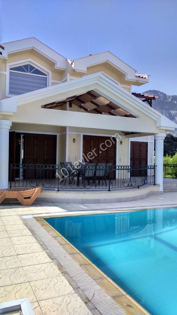  4 + 1 FULLY FURNISHED VILLA WITH POOL AND POOL IN THE LAPTA.