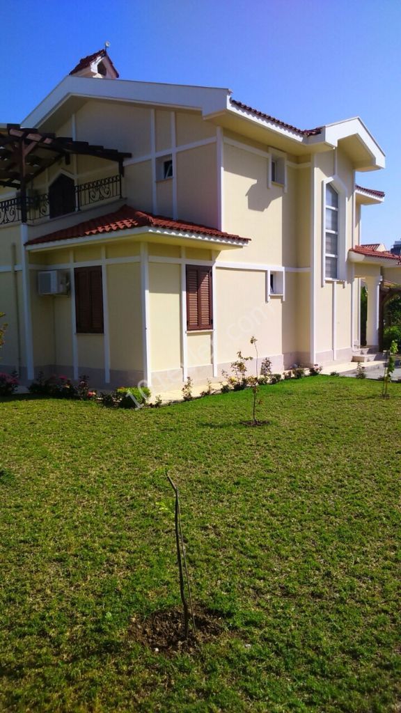  4 + 1 FULLY FURNISHED VILLA WITH POOL AND POOL IN THE LAPTA.