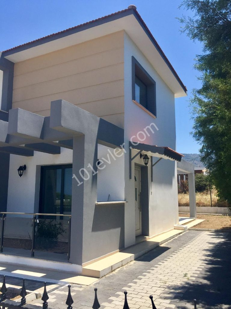 ALSANCAK'DA  BAHÇELİ 2+1 EŞYASIZ SATILIK İKİZ VİLLA