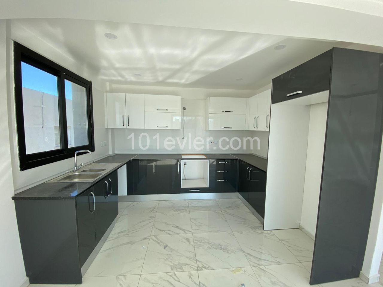  3+1 FLAT FOR SALE IN KYRENIA CENTER !!