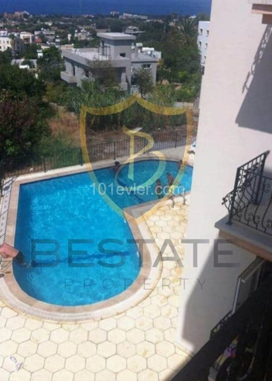 DRINGENDER VERKAUF !! 2+1 WOHNUNG ZUM VERKAUF AUF DEM GELÄNDE MIT POOL IN KYRENIA LAPTA !! ** 