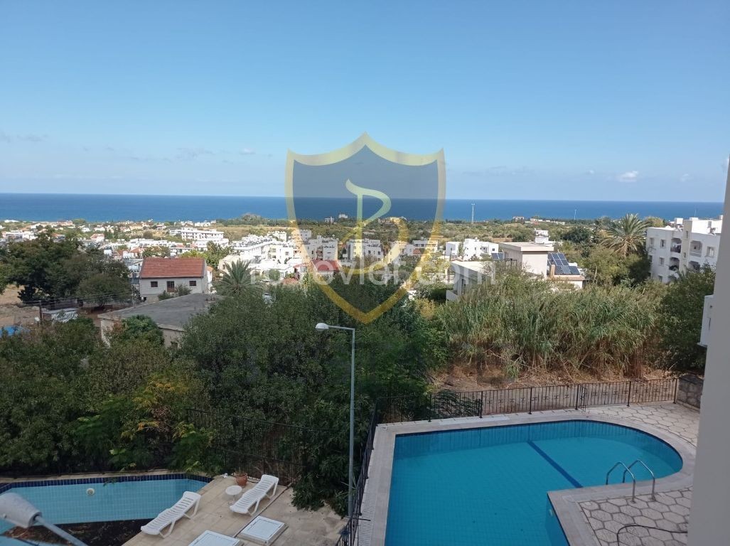 DRINGENDER VERKAUF !! 2+1 WOHNUNG ZUM VERKAUF AUF DEM GELÄNDE MIT POOL IN KYRENIA LAPTA !! ** 