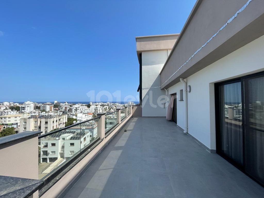 GİRNE MERKEZDE PANORAMİK MANZARALI  2+1 SATILIK PENTHOUSE