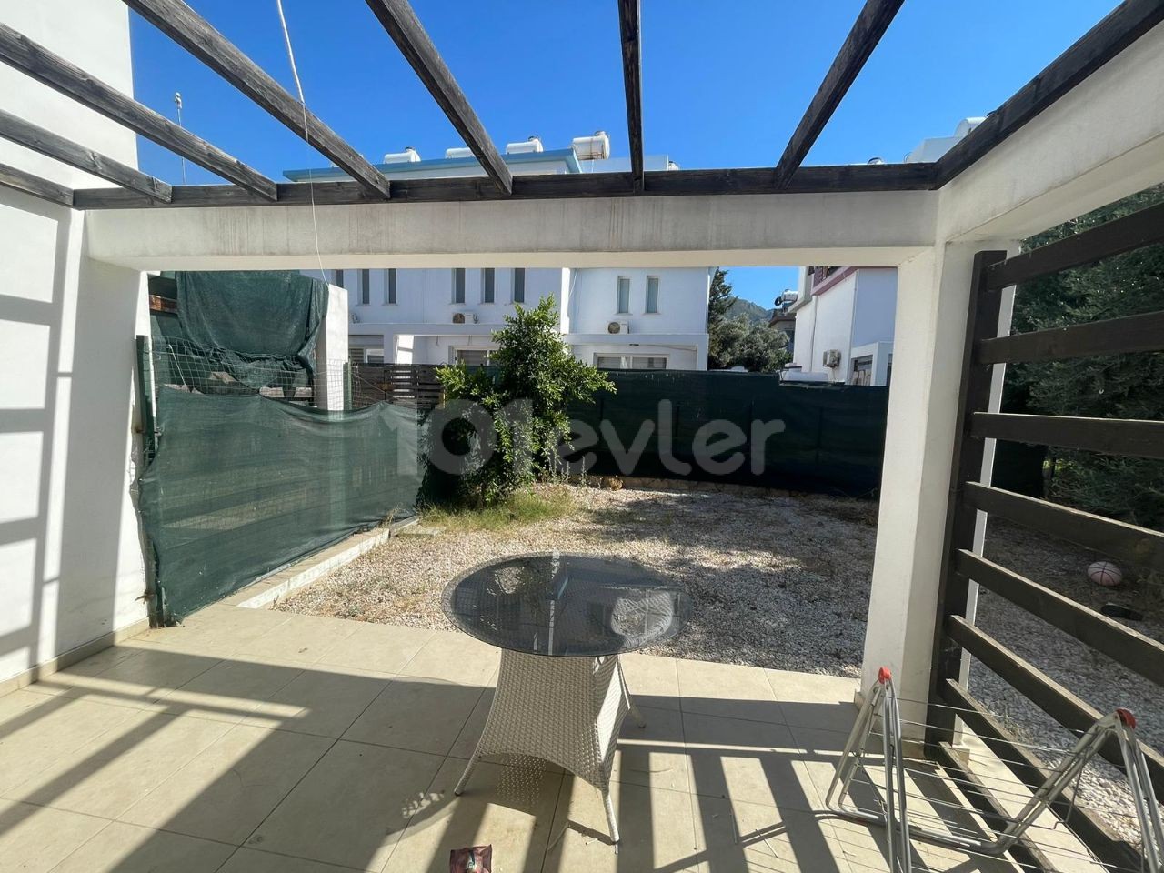 VOLL MÖBLIERT, GARTEN ,1+1 DOPPEL LLOGARA APARTMENT ZUM VERKAUF IN DER NÄHE DER AMERIKANISCHEN UNIVERSITÄT VON KYRENIA !! ** 