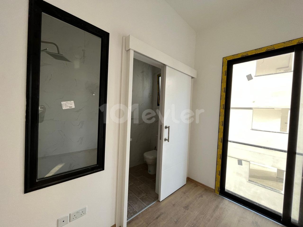 LEFKOŞA GÖNYELİ'DE TERASINDA ÖZEL JAKUZİLİ SATILIK LÜKS 2+1 PENTHOUSE !!