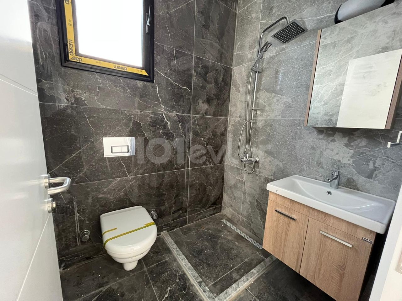 LEFKOŞA GÖNYELİ'DE TERASINDA ÖZEL JAKUZİLİ SATILIK LÜKS 2+1 PENTHOUSE !!