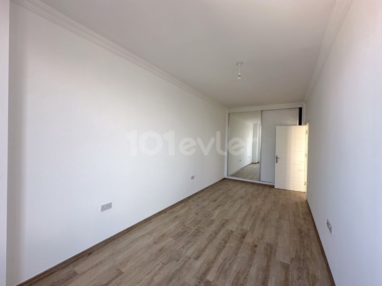 2+1 FLAT WITH COMMERCIAL PERMIT FOR SALE IN KARAKUM, KIRNE, ON THE STREET WITH MOUNTAIN VIEW!!