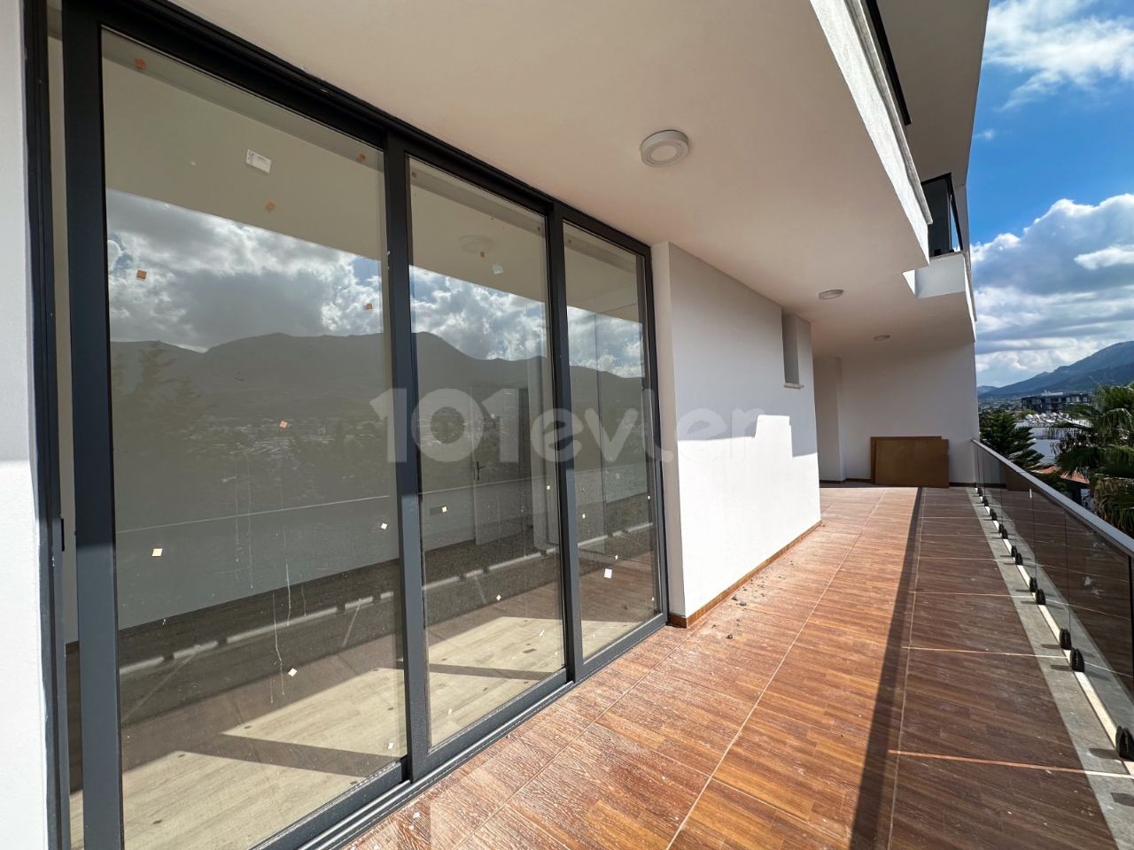 2+1 FLAT WITH COMMERCIAL PERMIT FOR SALE IN KARAKUM, KIRNE, ON THE STREET WITH MOUNTAIN VIEW!!