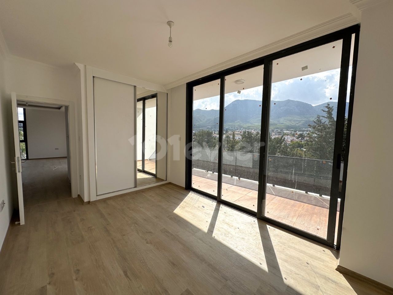 2+1 FLAT WITH COMMERCIAL PERMIT FOR SALE IN KARAKUM, KIRNE, ON THE STREET WITH MOUNTAIN VIEW!!
