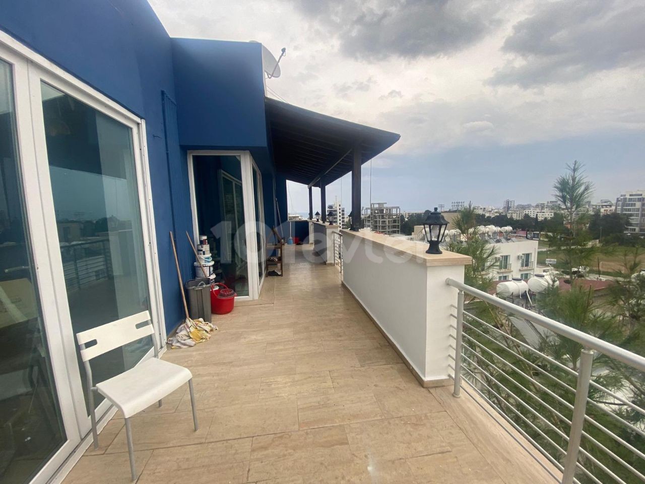 2+1 PENTHOUSE-WOHNUNG ZUM VERKAUF IM ZENTRUM VON KYRENIA MIT BERG- UND MEERBLICK!!