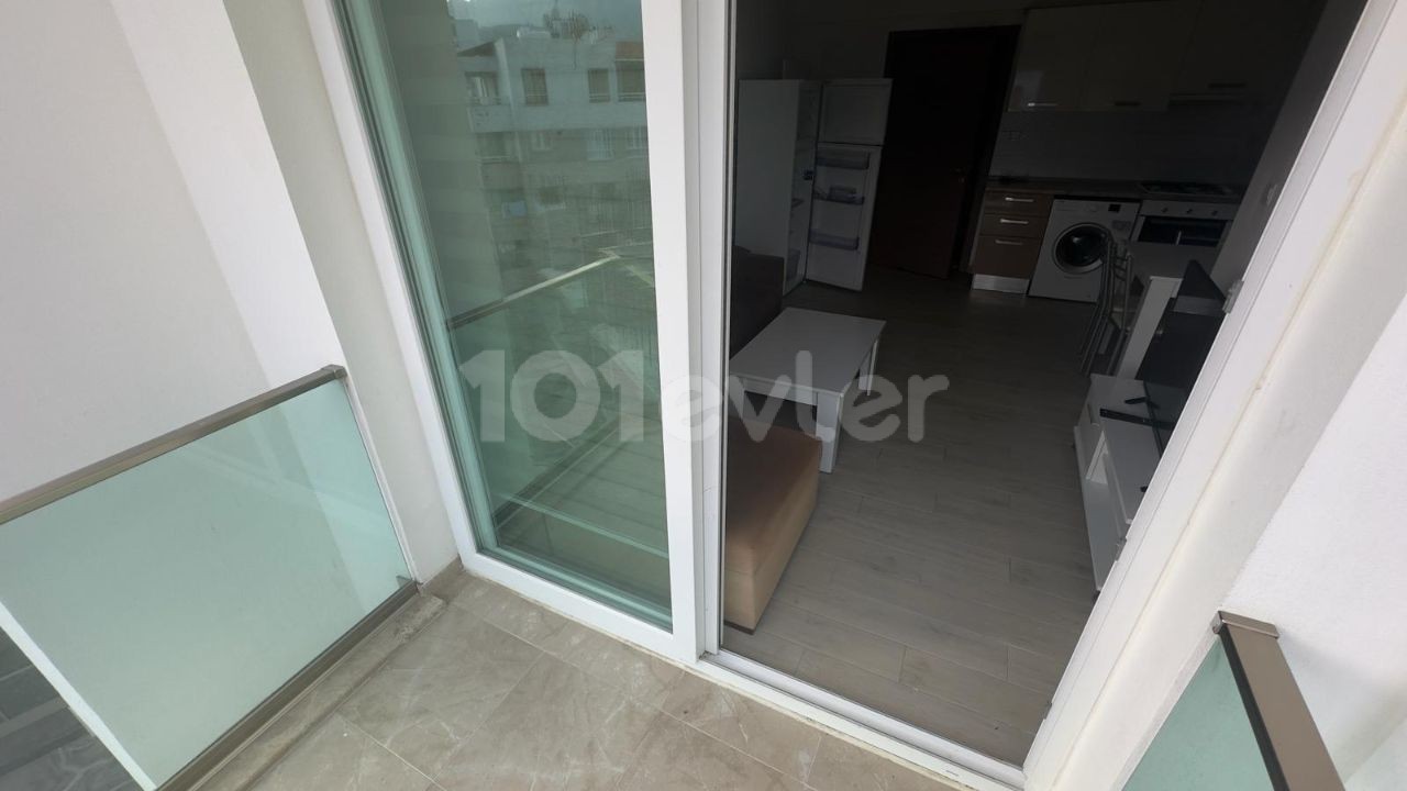 2+1 MÖBLIERTE WOHNUNG ZU VERMIETEN MIT POOL IN PRESTIGIÖSER LAGE IM KYRENIA-ZENTRUM!!