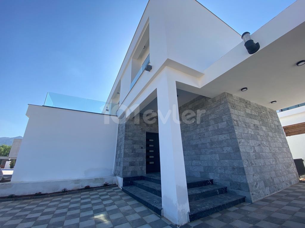 UNSERE 5+2 MODERNE ARCHITEKTONISCHE VILLA ZUM VERKAUF WARTET SIE IN DER EINZIGARTIGEN SCHÖNHEIT VON KYRENIA BELLAPAIS