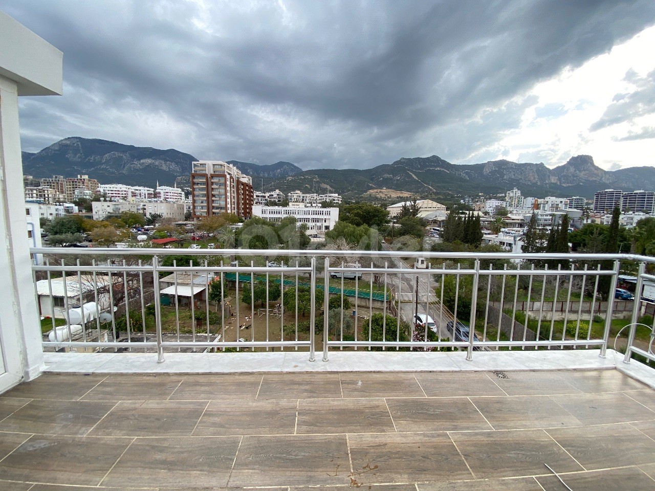 KYRENIA CENTER PENTHOUSE ZU VERMIETEN 3+1 DUPLEX MIT PRIVATER TERRASSE