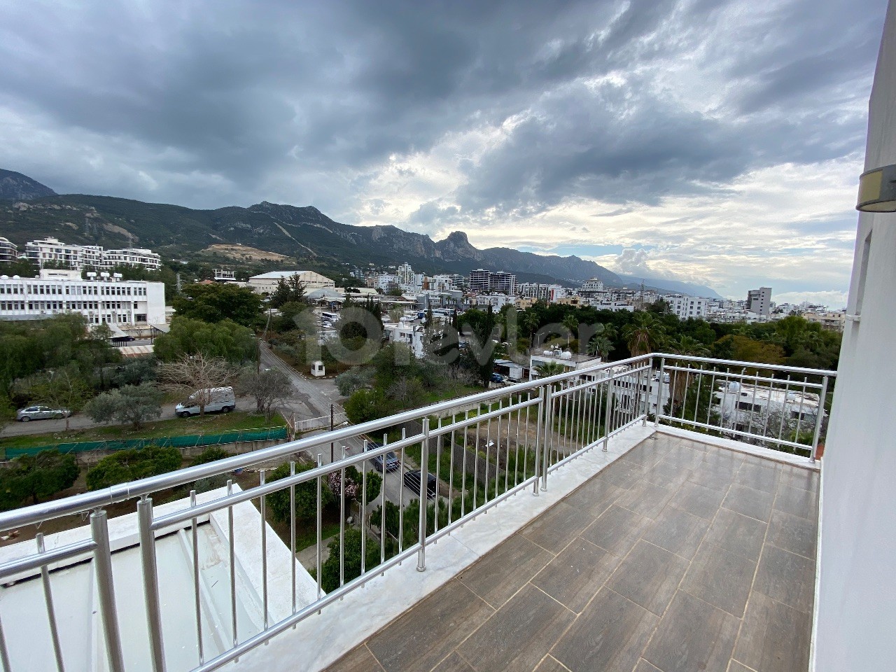 KYRENIA CENTER PENTHOUSE ZU VERMIETEN 3+1 DUPLEX MIT PRIVATER TERRASSE