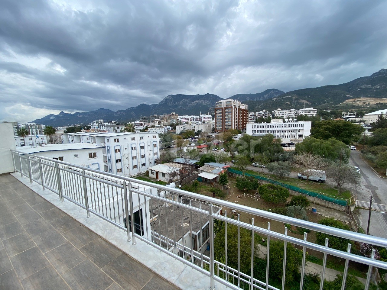 KYRENIA CENTER PENTHOUSE ZU VERMIETEN 3+1 DUPLEX MIT PRIVATER TERRASSE