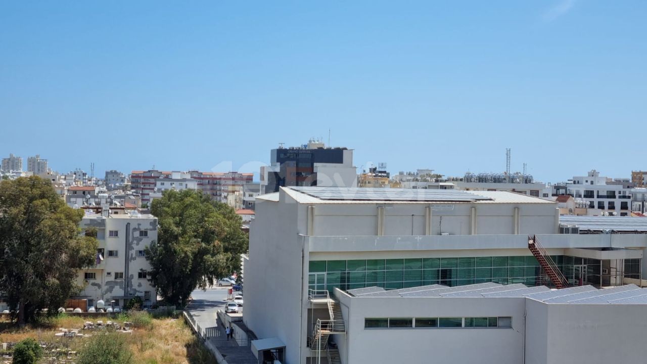 2+1 Wohnung zum Verkauf im Zentrum von Famagusta, direkt hinter dem Lemar Markt ** 