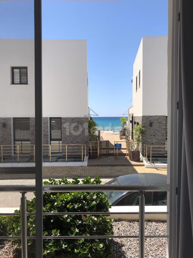 CAESAR BEACHTE IS A 2+1 FULLY FURNISHED GROUND FLOOR APARTMENT 20 METERS FROM THE SEA ** 